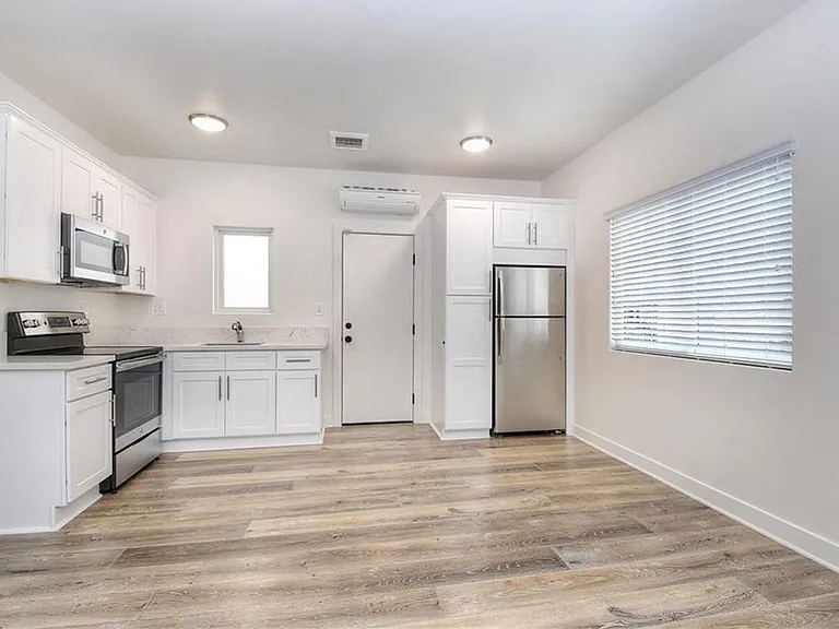 375 Termino Ave — Photo 4