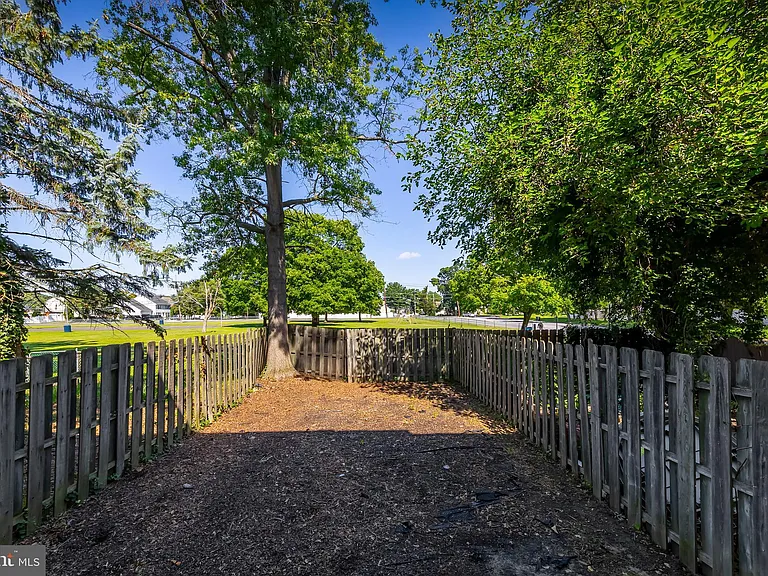 1445 Boxwood Dr — Photo 4