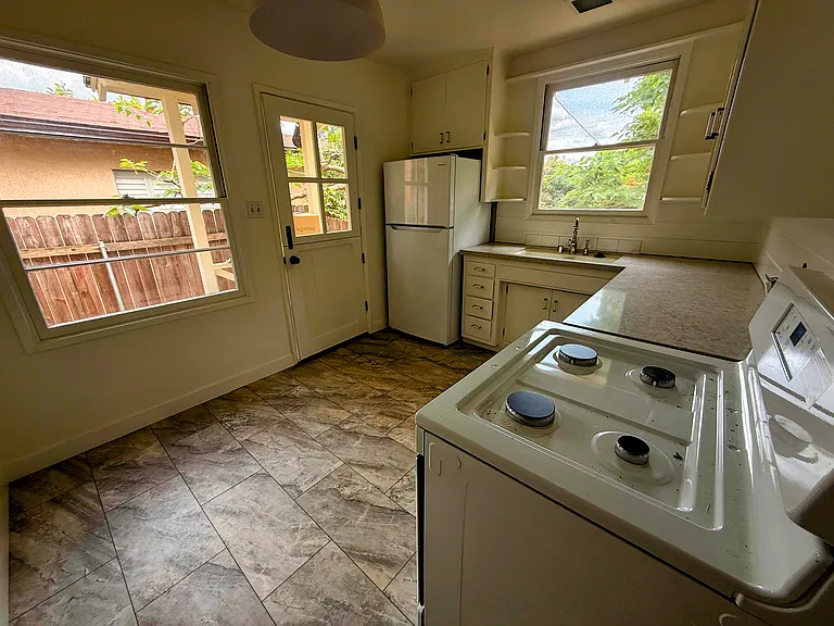382 Mariposa Ave — Photo 6