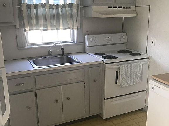 3rd image of 568 Pleasant St #2