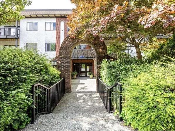 211 3rd St W #203, North Vancouver, BC V7M 1E9