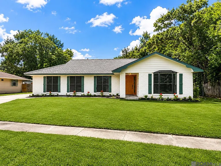 535 Thornwood Dr — Photo 1