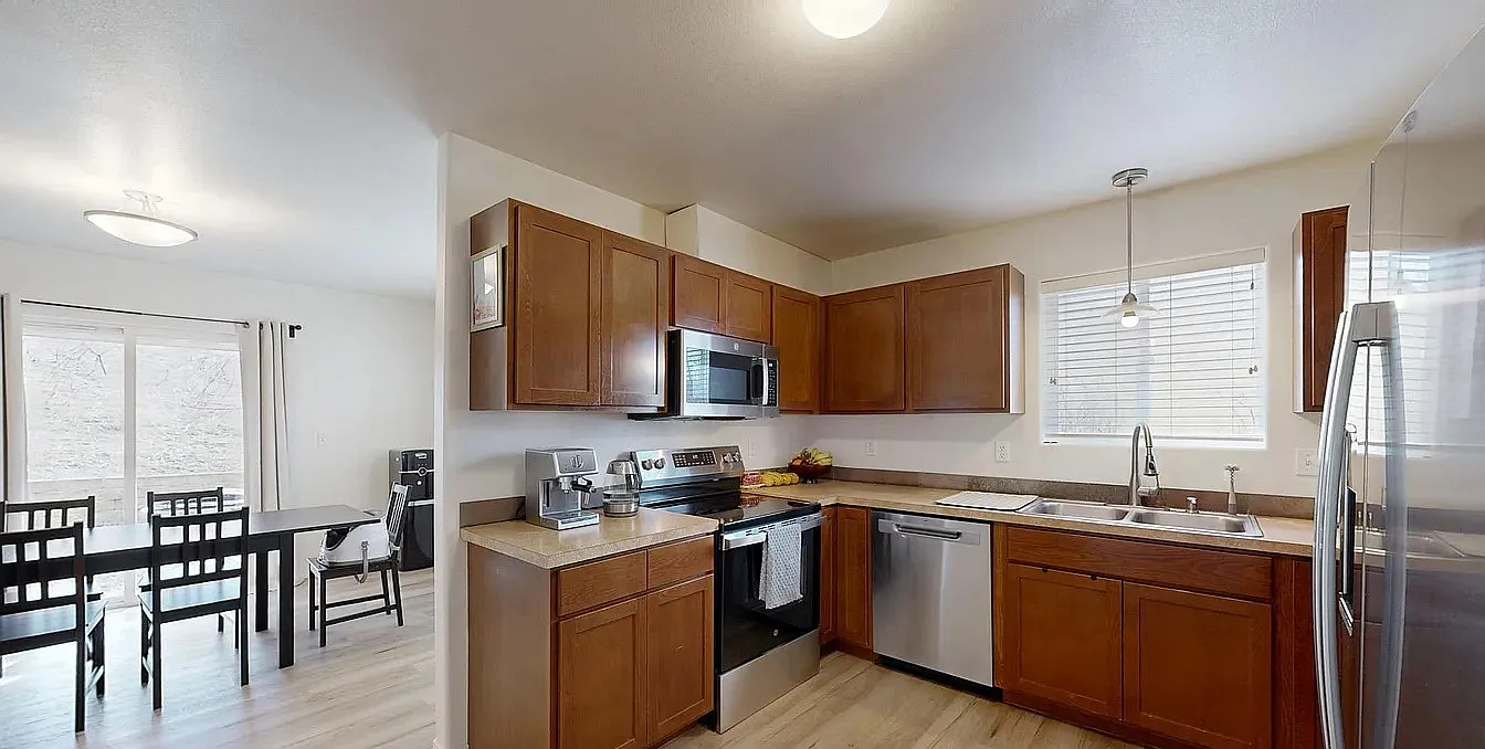4 bed, 2112 sqft, $2,500 — Photo 4