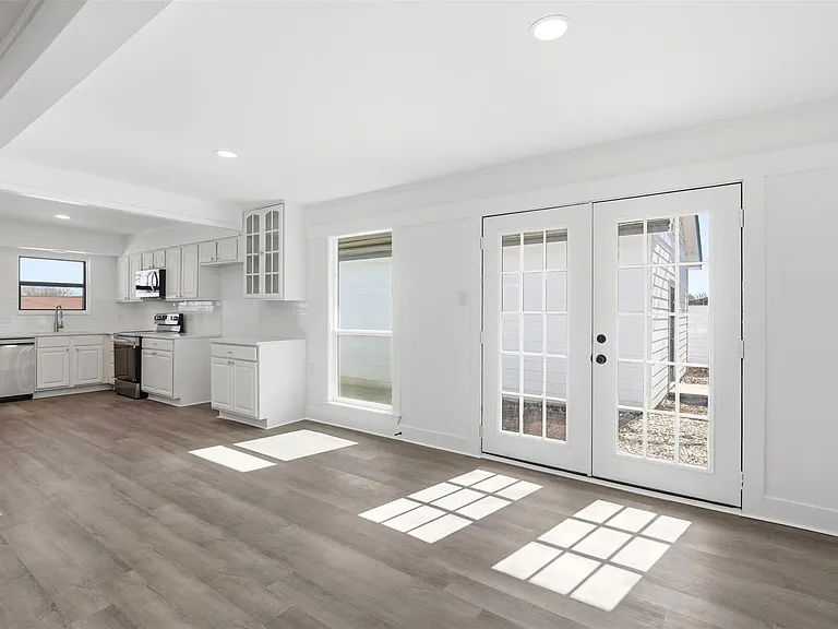 100 Howard Dr — Photo 4