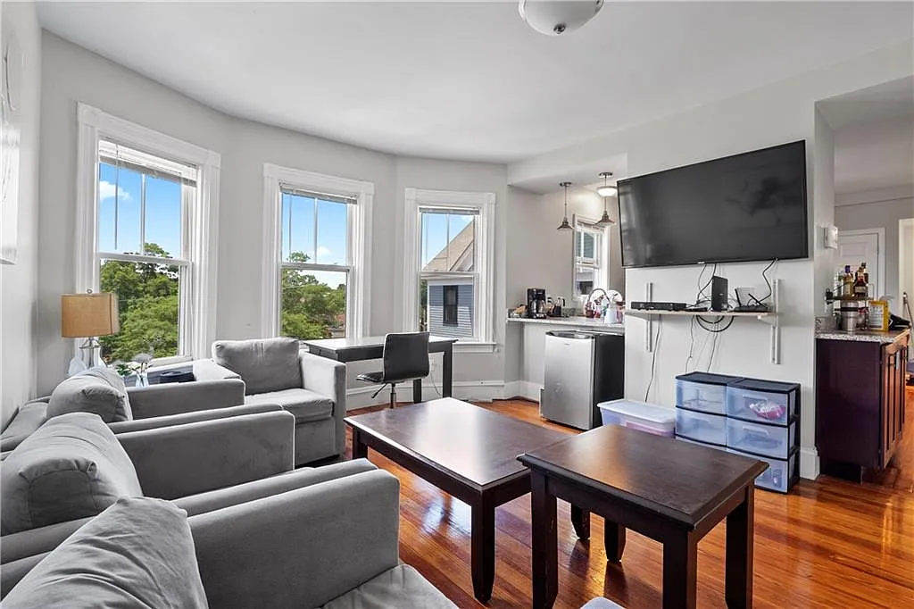 7 bed, 2000 sqft, $6,750 — Photo 1