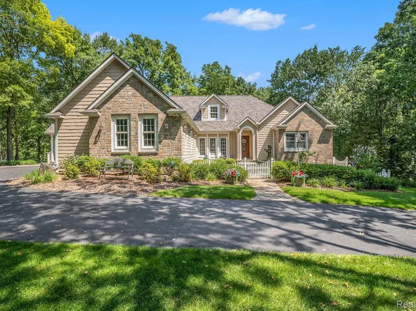 1274 Catherine Ct, Fenton, MI 48430