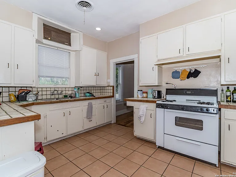 538 W Elsmere Pl — Photo 8
