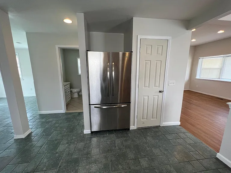 28033 Rosemont St — Photo 2