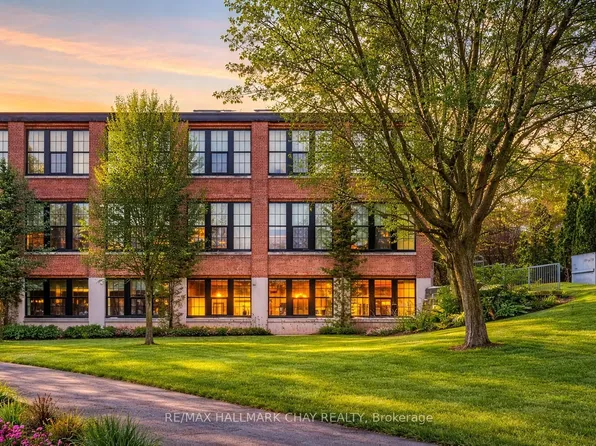 543 Timothy St #106, Newmarket, ON L3Y 1R1