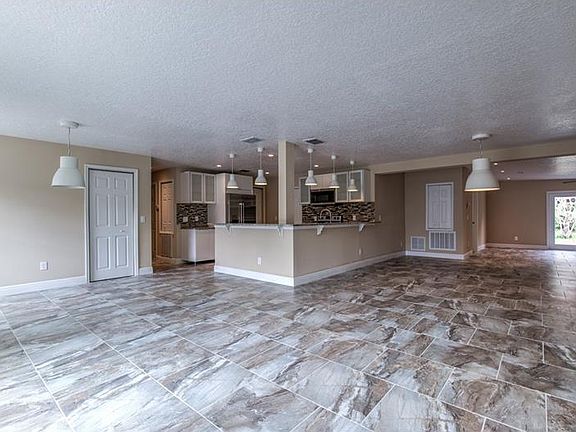 3rd image of 5931 Dahlia Dr
