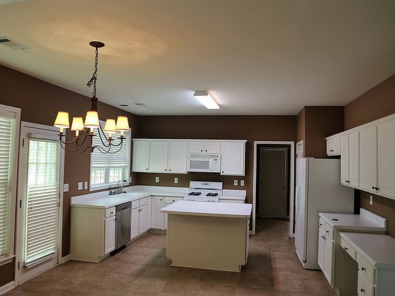 Kitchen and breakfast area