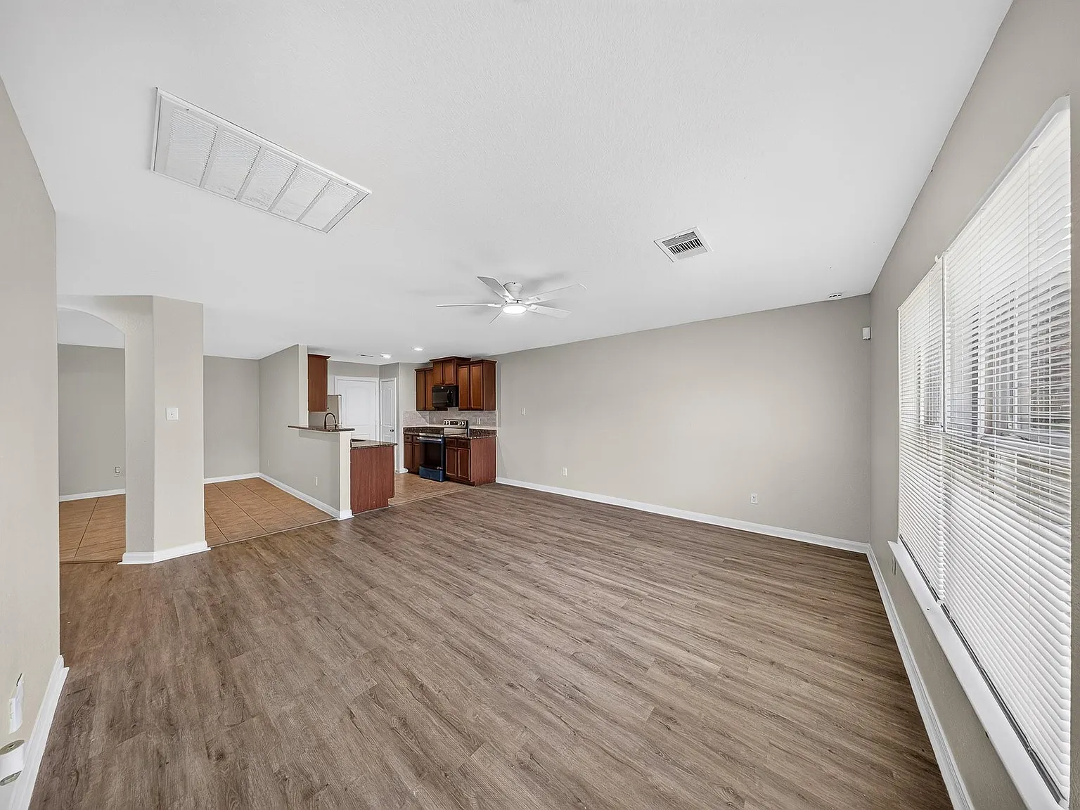 3 bed, 2.0 bath, 1396 sqft, $1,900 — Photo 3