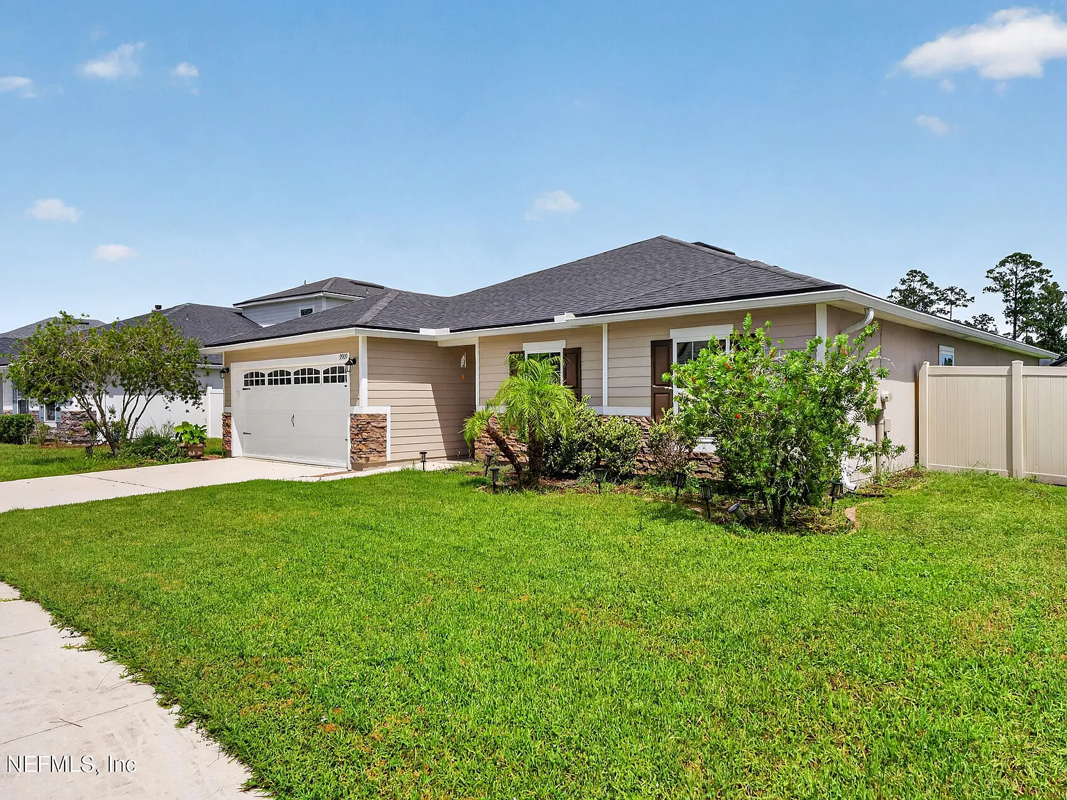 4 bed, 2.0 bath, 2081 sqft, $2,400 — Photo 2