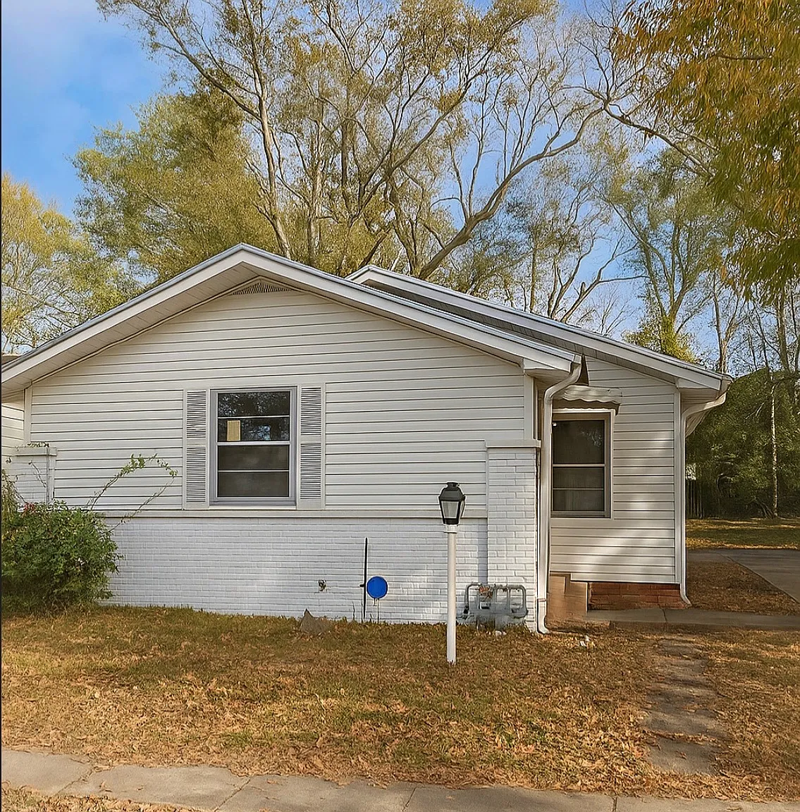 3 bed, 879 sqft, $900 — Photo 1