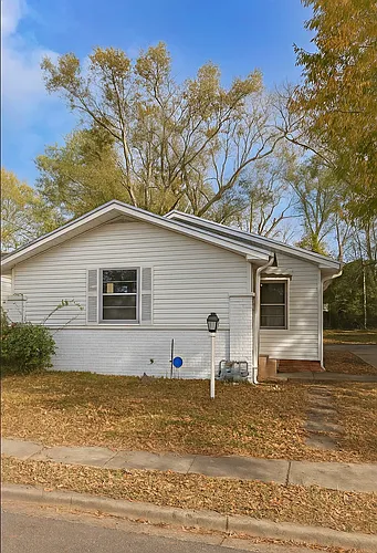 941 47th Pl N Photo 1