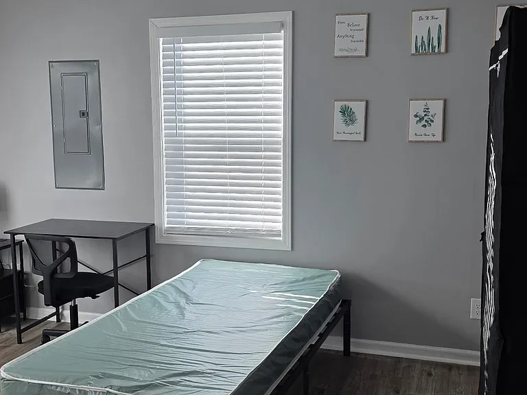 Saundralane Dr NW — Photo 1