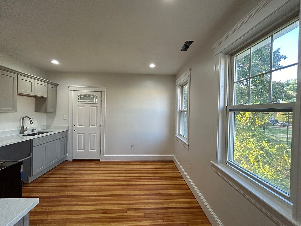 Great open Kitchen with Eat in Area