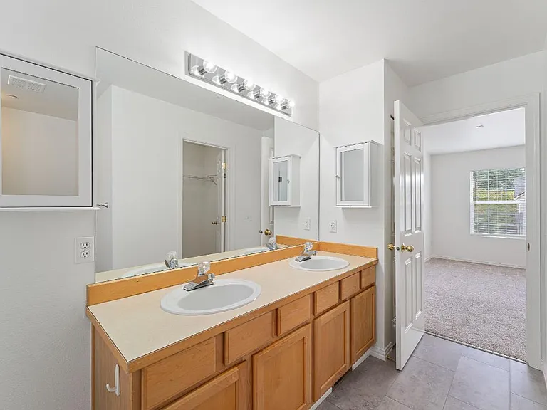 2429 Tolmie Ave — Photo 31