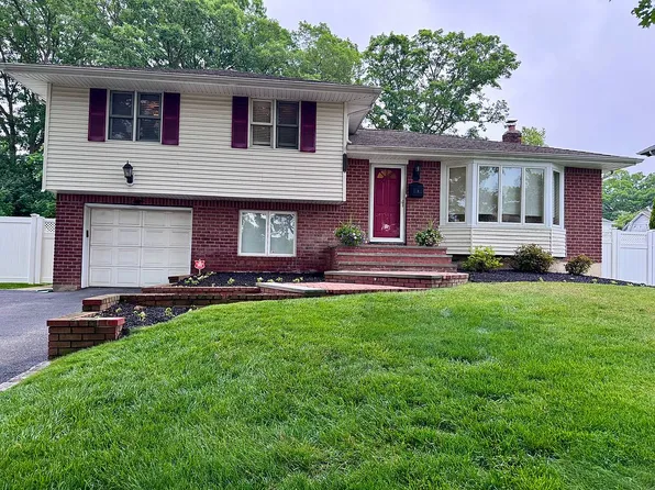 8 Alderfield Ln, Melville, NY 11747