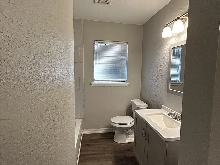 301 W Austin Ave — Photo 6
