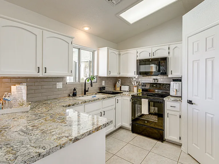 2811 Oakridge Dr — Photo 13