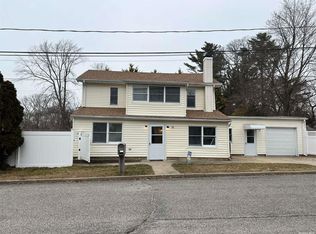 16 Highland Pl, Farmingville, NY 11738