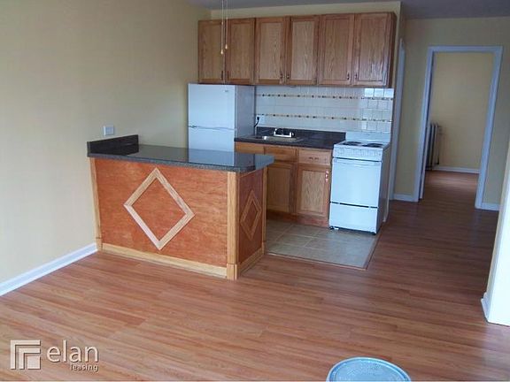 3rd image of 3933 N Clarendon Ave APT 202