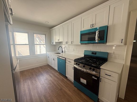 3rd image of 16 Lexington Ave APT 2L
