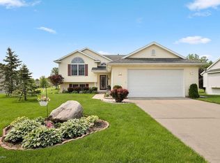 128 W Calgary Dr, Hastings, MI