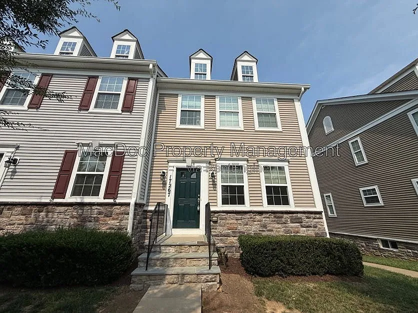 3 bed, 3.5 bath, 2160 sqft, $2,245 — Photo 2