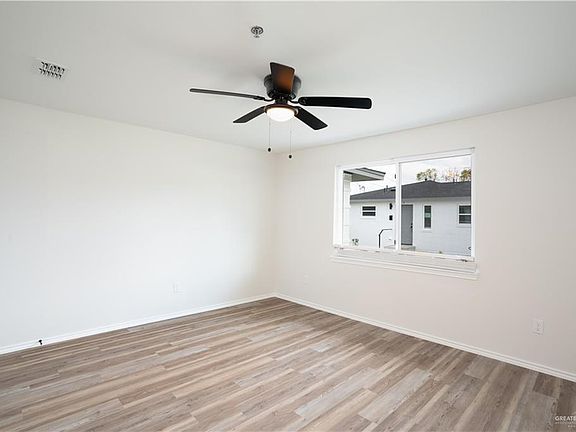 5th image of 812 Redwood Ave #5