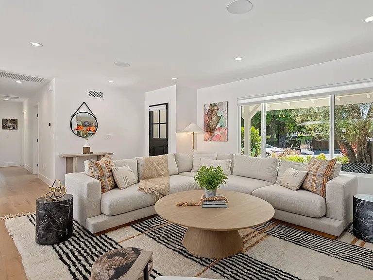 2402 Calle Montilla — Photo 4