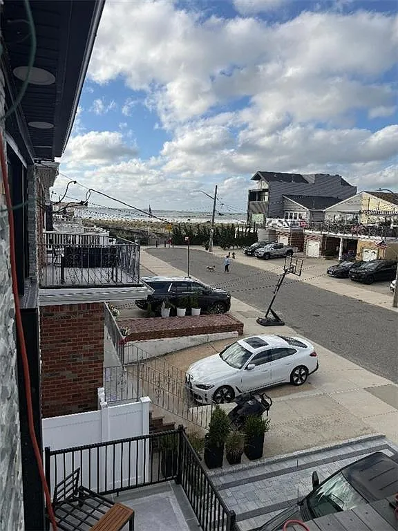 3 bed, 2.0 bath, 1200 sqft, $3,300 — Photo 2