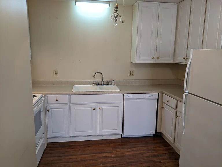 102 McConnell St — Photo 23