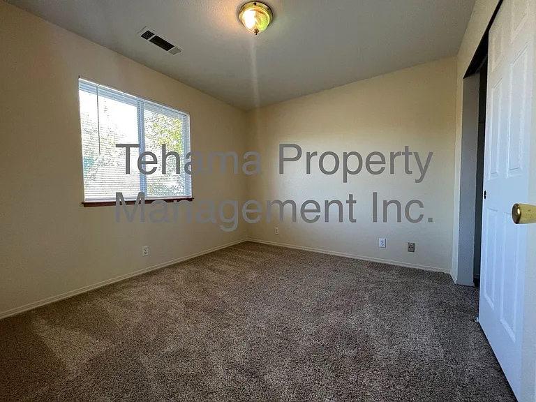 1070 Lakeside Dr — Photo 11