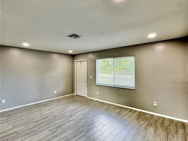 142 Harry Ave S — Photo 3