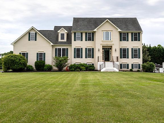 2nd image of 103 W Goldfinch Ln