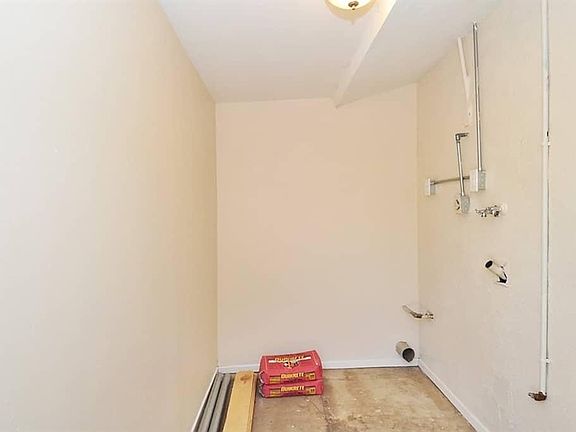 3rd image of 32552 Crescent Ave