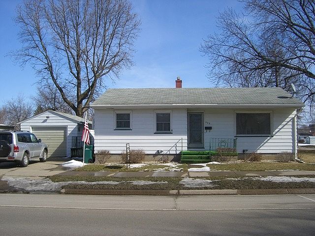 1st image of 905 N Park St
