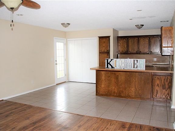 3rd image of 12425 Southgate Dr