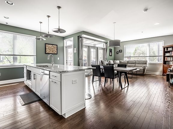 3rd image of 622 E 10th St #211