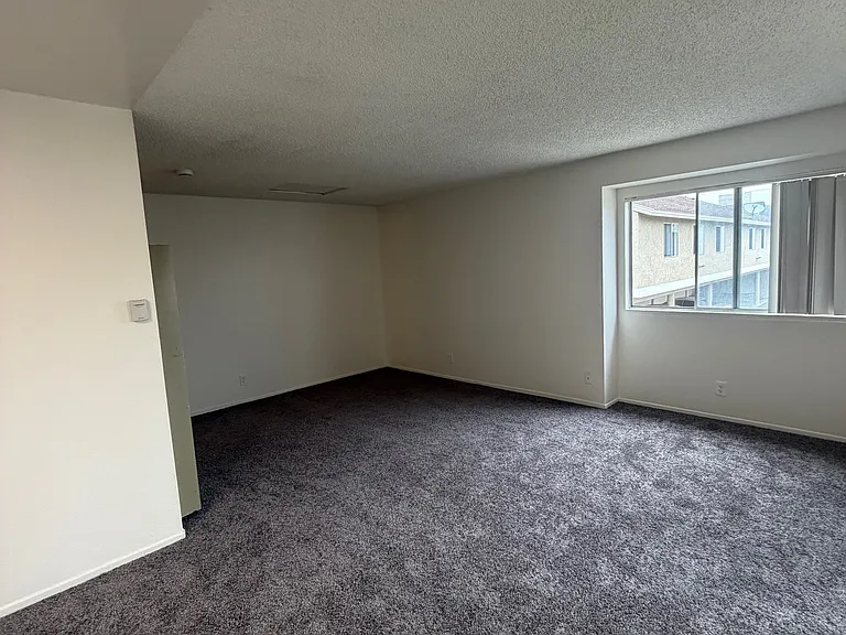 Newport Harbor Apartments — Photo 18