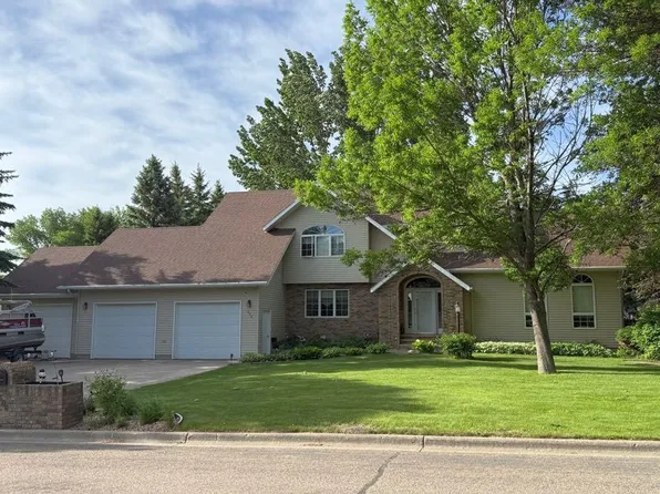 1606 3rd St SE, Devils Lake, ND 58301