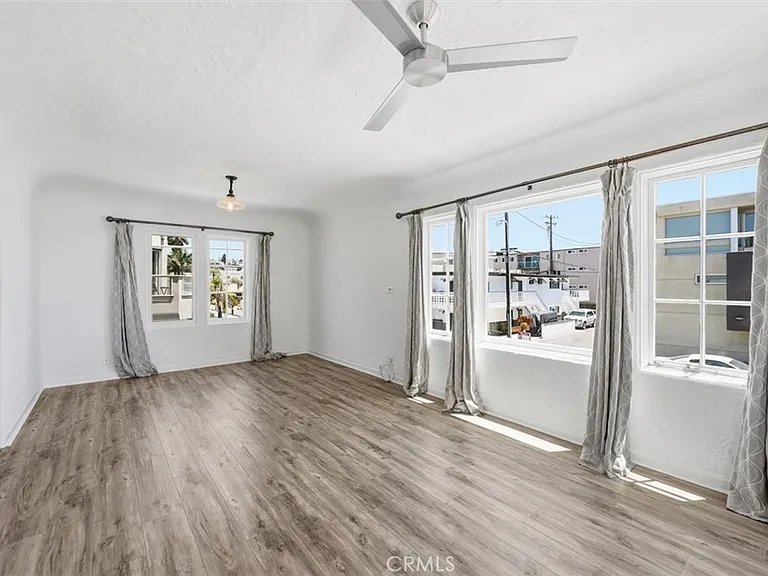 1602 The Strand — Photo 49