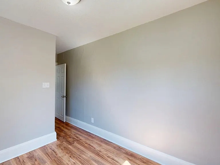 3149 W 32nd St — Photo 11