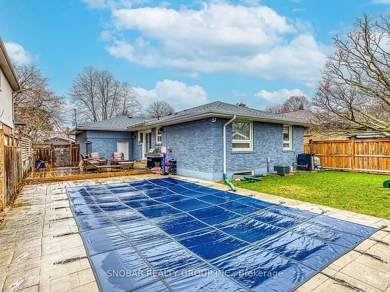 52 Decarie Cir — Photo 28