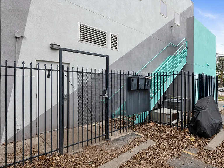 2601 East 7th Street — Photo 29