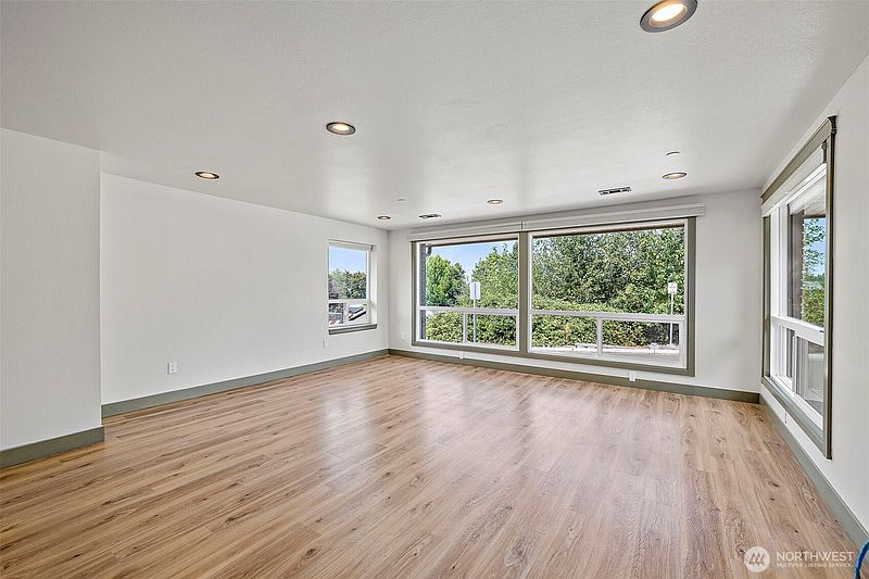 3rd image of 1008 E Guiberson Street