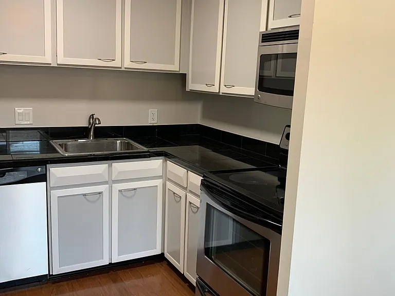 1260 York St #301 — Photo 3