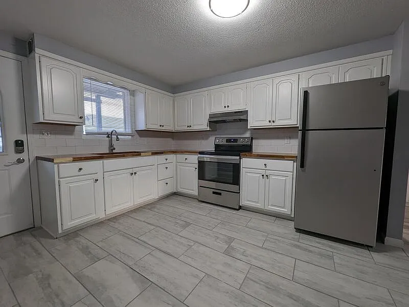 223 Carson St — Photo 2